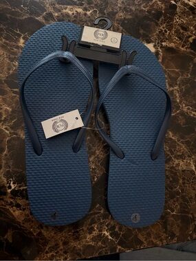 NWT P&W New York Navy Blue Flip Flops Size L Unisex Beach Sandals